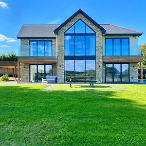  Holiday home Stunning Modern Set In Beautiful Grounds. United Kingdom
